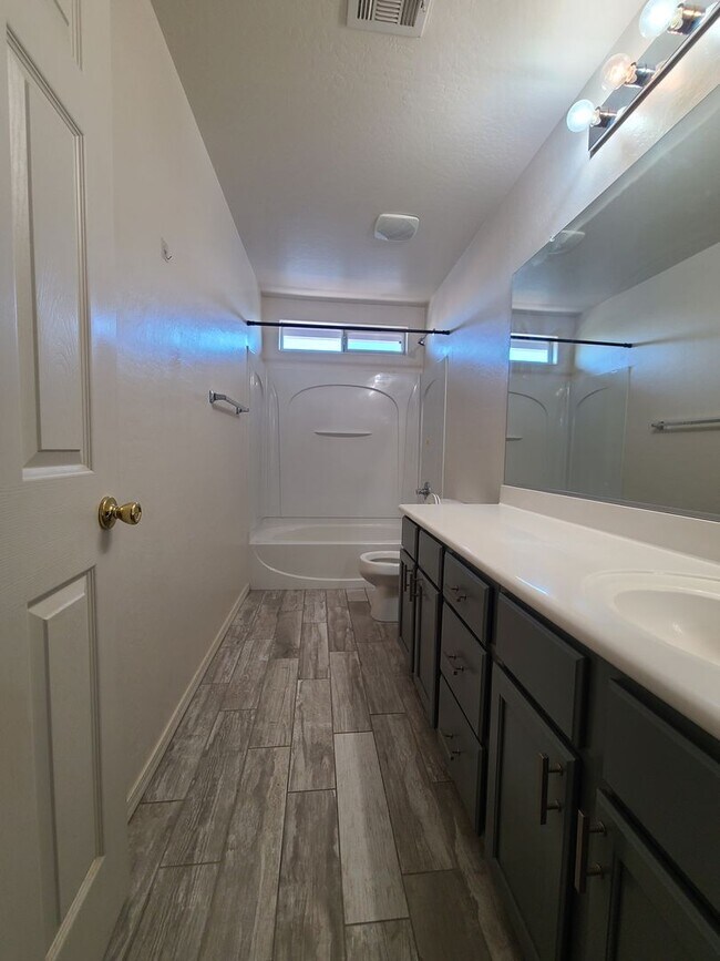Building Photo - 5 Bedroom, 3 Bath Home in Secluded Neighbo...