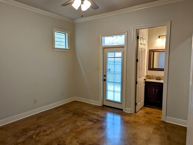 Building Photo - Luxury Awaits in Miramar!