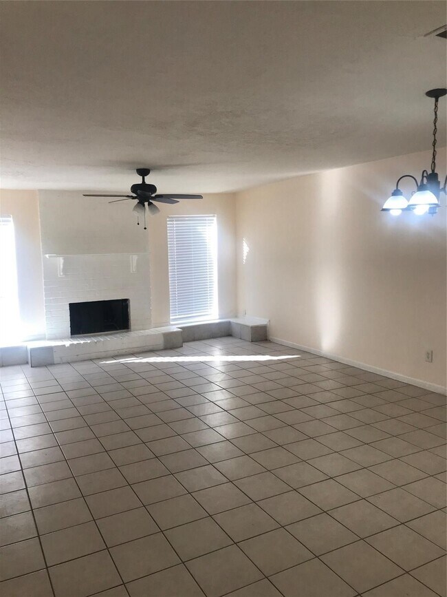 Building Photo - 8646 Maplecrest Dr