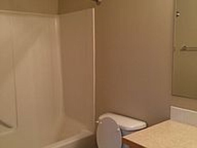 Building Photo - Comfort Meets Convenience in the Heart of Pullman