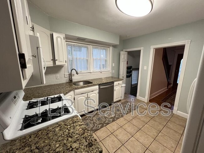 Building Photo - 519 School St