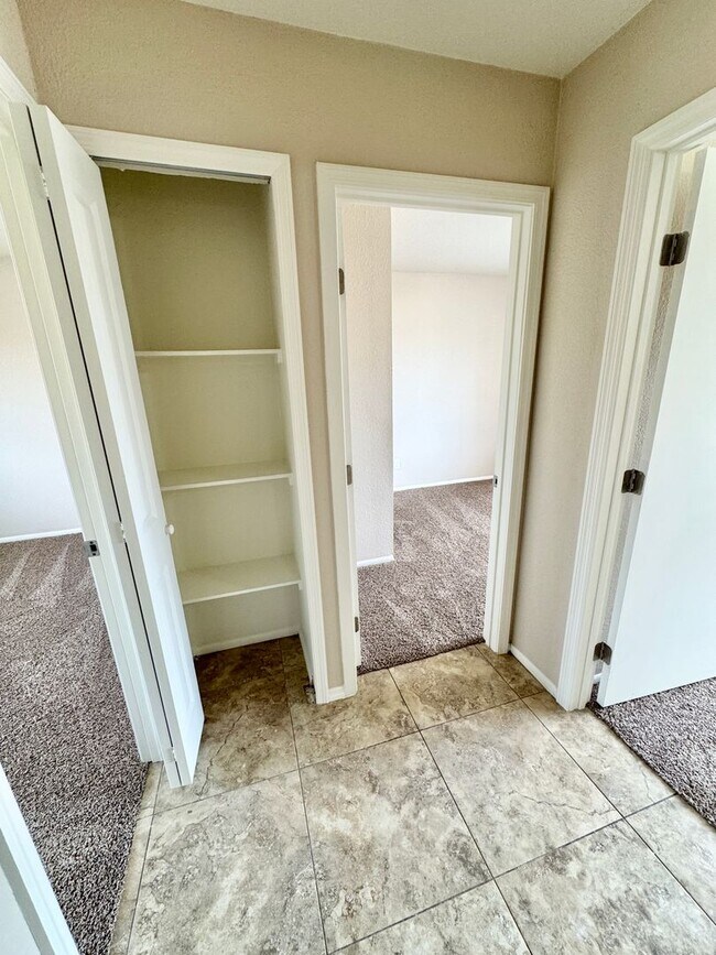 Building Photo - Fantastic 3 Bedroom/2 Bath Single Level Home & NO HOA!  Schedule a Showing Today!