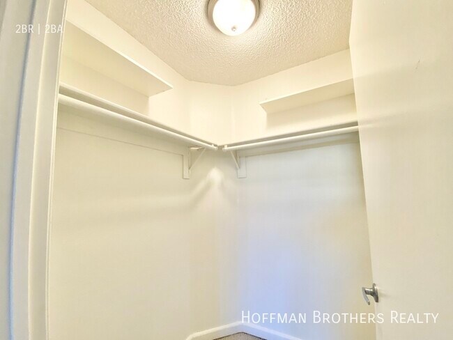 Building Photo - 858 S Ardmore Ave