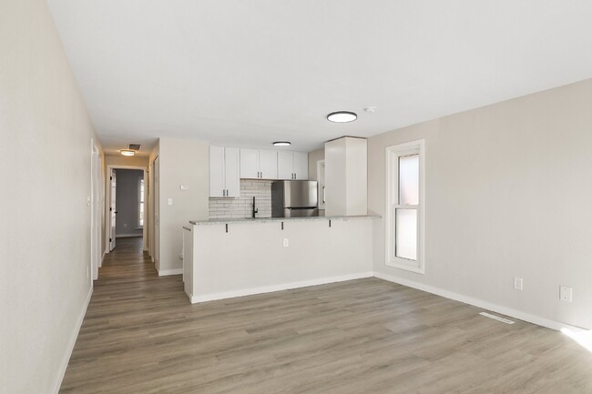 Building Photo - Like New Two Bedroom Apartment Close to De...