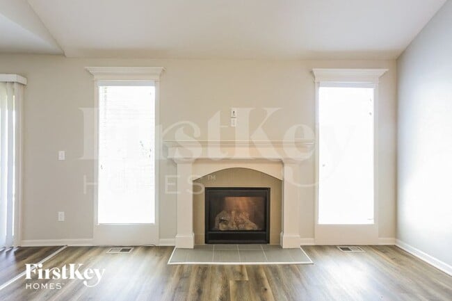 Building Photo - 803 E 13th Terrace