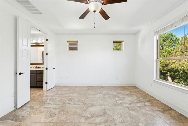 Building Photo - 404 Highland Village Dr