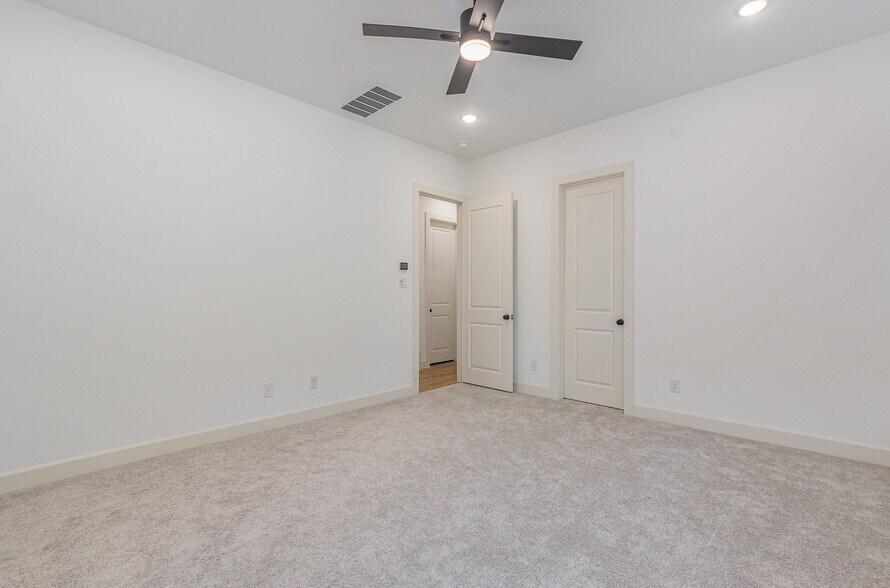 Building Photo - 9558 Hedge St