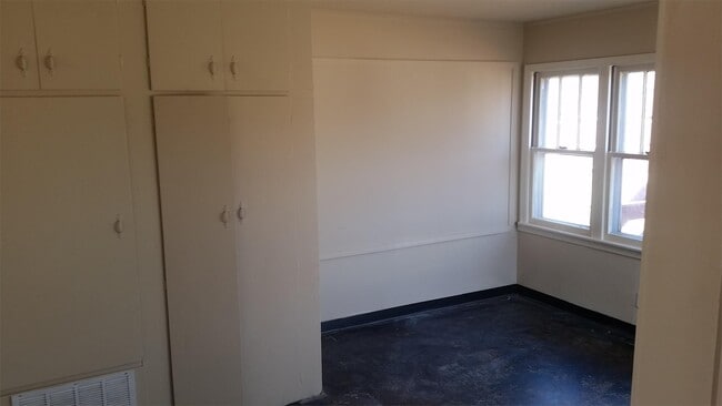 Building Photo - 1532 S Maple Ave
