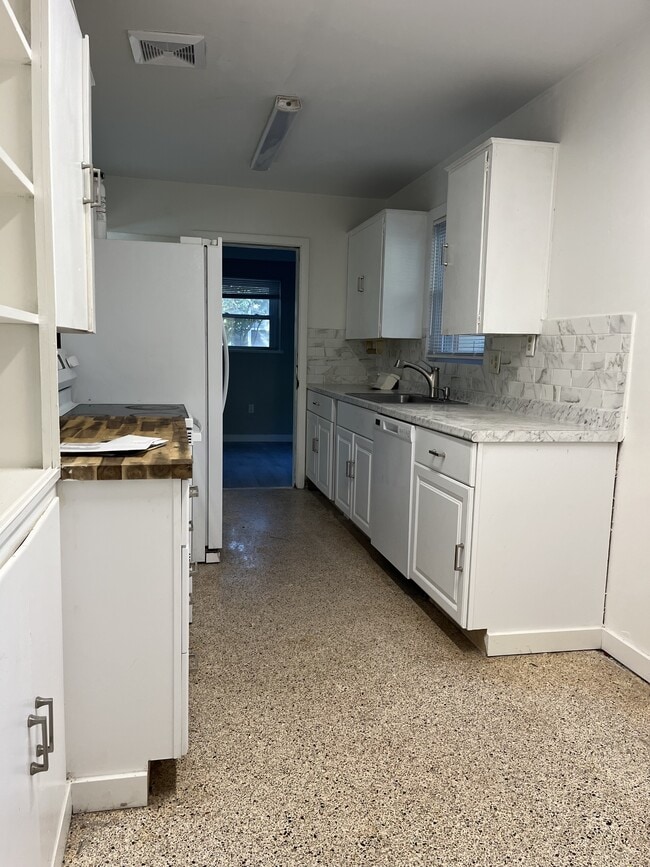 Building Photo - 1109 NE 5th Pl