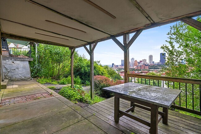 Building Photo - *Beautifully Updated & Spacious 4BD/2.5BA Single Family Home Available in South Side Slopes*