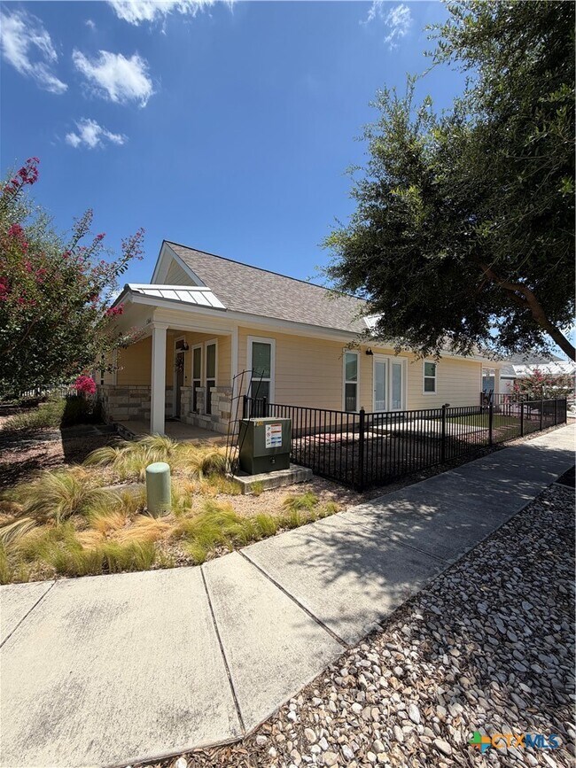 Building Photo - 1366 Hanz Dr