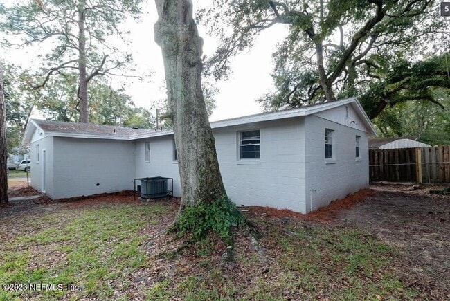 Building Photo - 1611 W 30th St