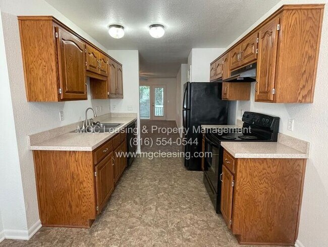Building Photo - Everyday Comfort in Creekwood Park Townhom...
