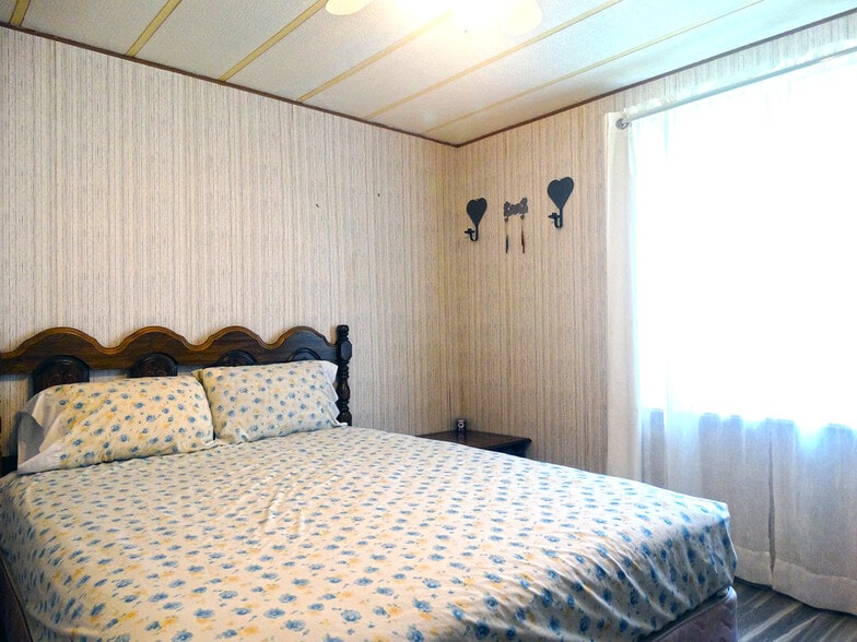 Second bedroom with queen bed - 118 W Rogers St