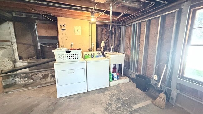 Building Photo - 391 Commercial St