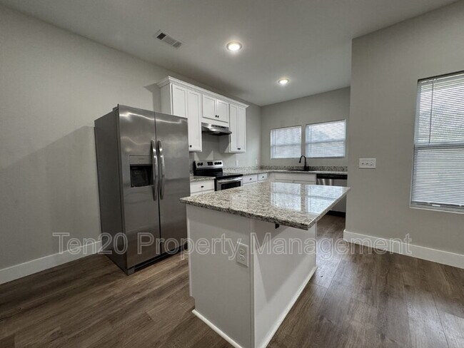 Building Photo - 1346 Ingersoll Dr