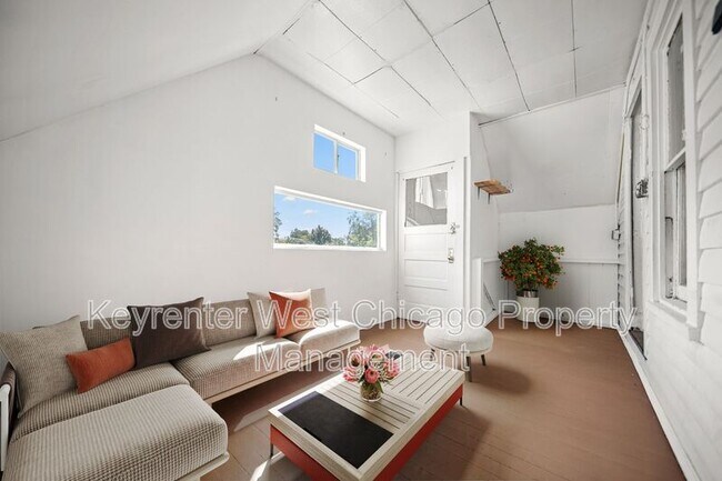 Building Photo - 4511 N Pulaski Rd