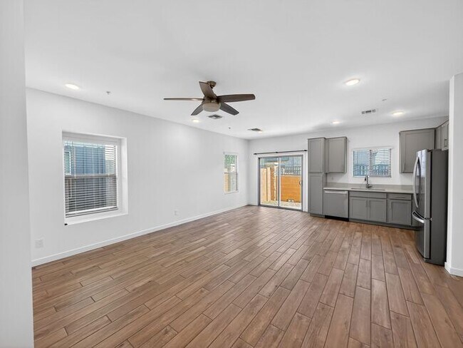 Building Photo - Stunning New 3Beds/2.5Bath Townhome in Phoenix, AZ!