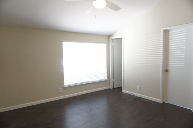 Building Photo - Cute Single Family Home, Updated Kitchen, ...