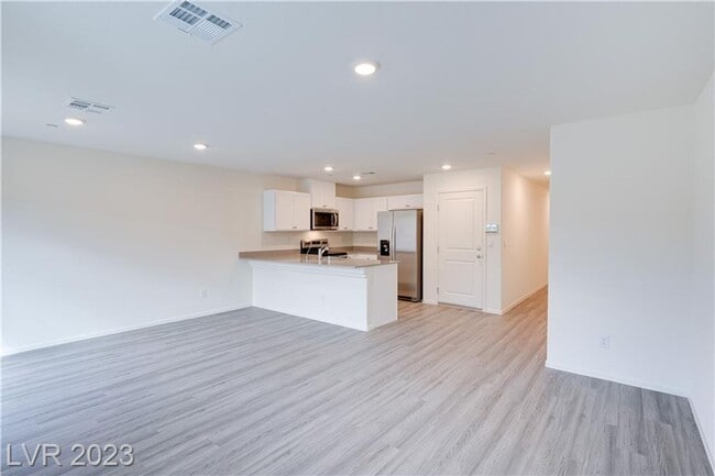 Building Photo - Modern 3-Bedroom Townhome in Highly Desire...