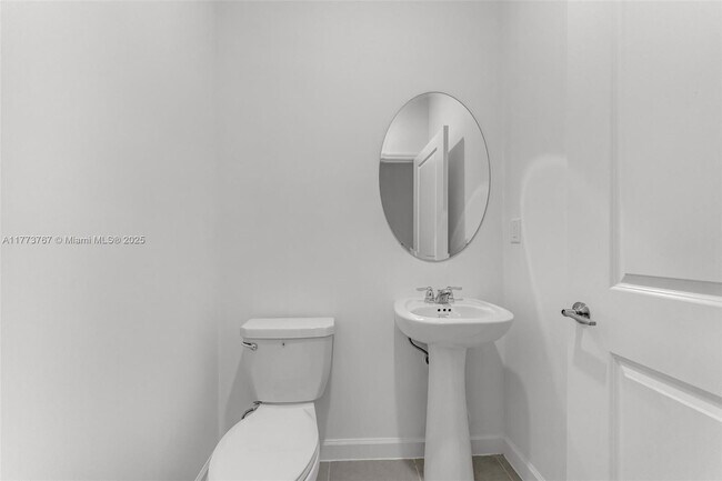 Building Photo - 2700 SE 23rd Ave