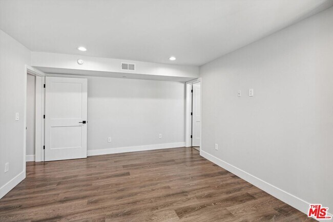 Building Photo - 819 E La Palma Dr