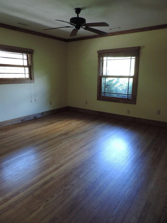 Building Photo - Beautiful Mission-Style Home! Lots of Yard for Play!