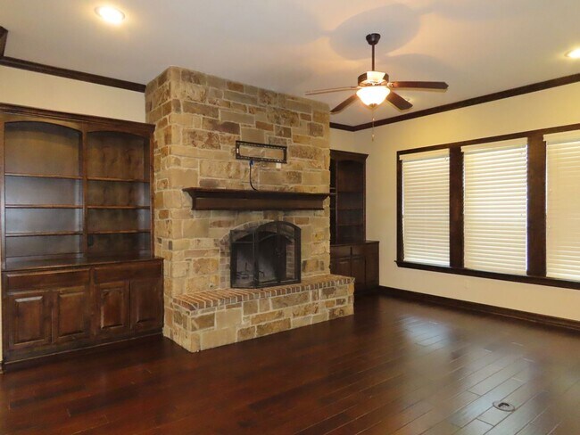 Building Photo - Lindale ISD- Gorgeous 4 Bedroom 2.5 Bathro...