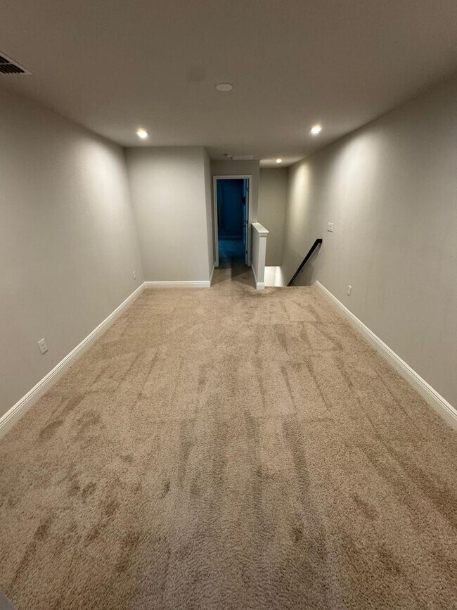 Building Photo - Beautifully maintained 3-bedroom, 2.5-bath townhome