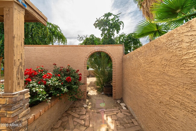 Building Photo - 2416 E Clarendon Ave