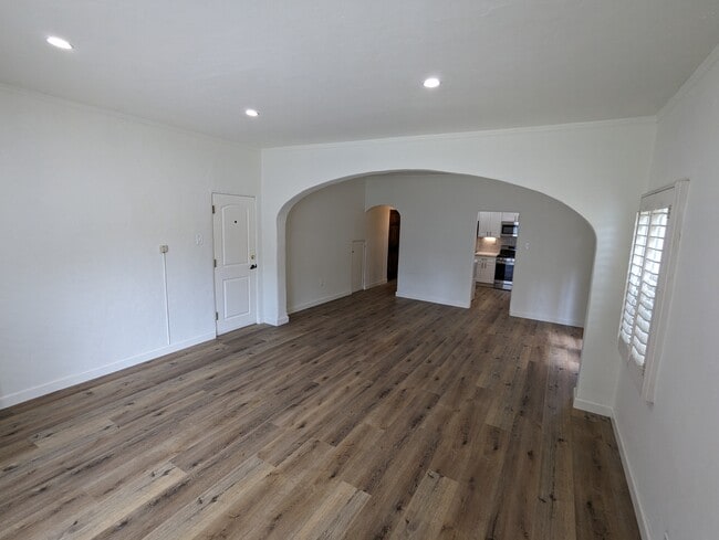 Building Photo - 452 S Oakhurst Dr