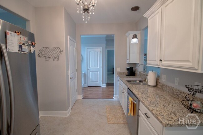 Building Photo - 4 Gresham Ln