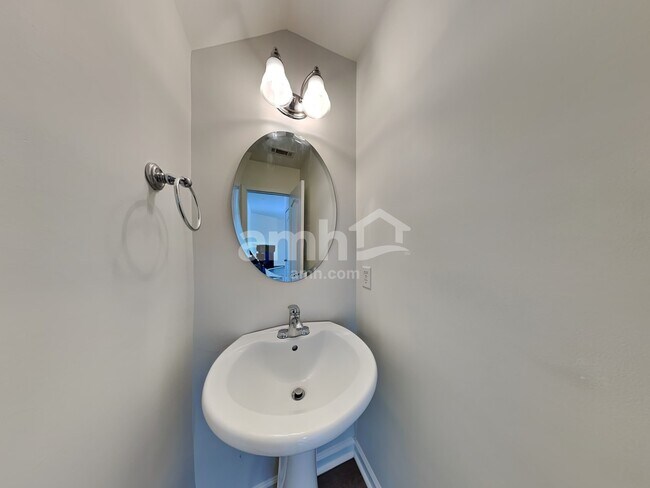 Building Photo - 17 Pfeiffer Ct