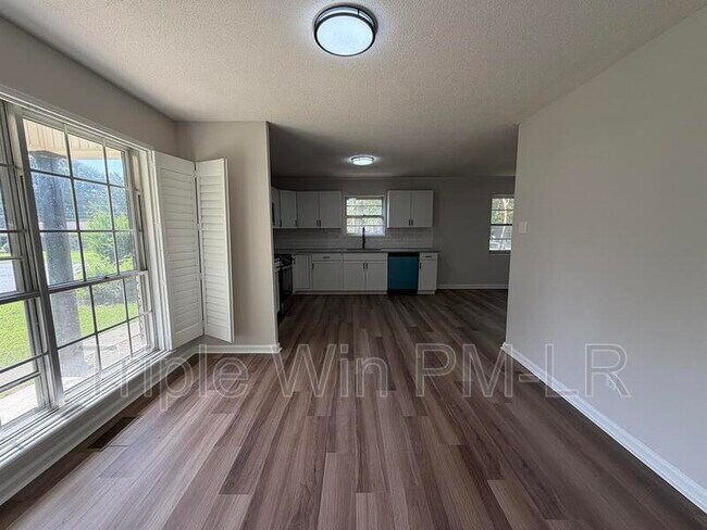 Building Photo - 33 Single Oaks Dr