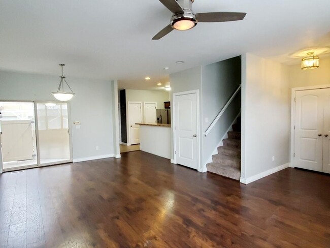 Building Photo - Great 3 Bd 3.5 Bath Condo 2 Car Garage