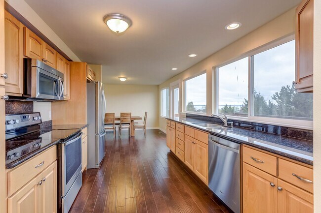 Building Photo - Large 4 Bedroom Edgemoor Home w/ Mother-in-law Suite