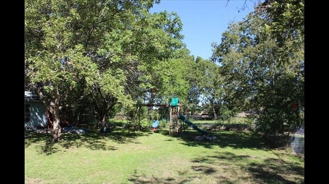 Building Photo - 1409 W San Antonio St