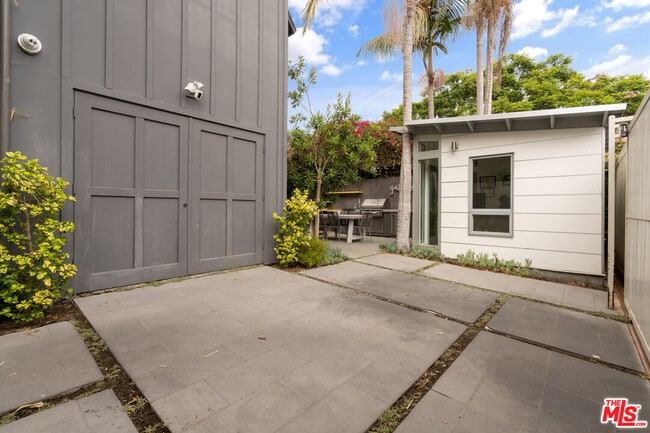 Building Photo - 942 Superba Ave