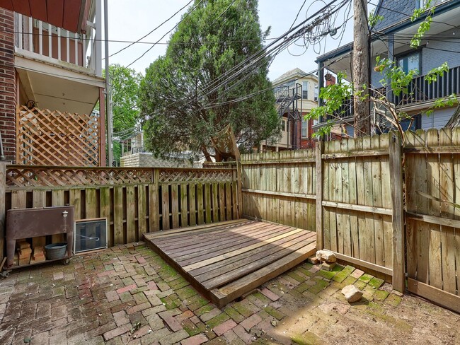 Building Photo - Large 2BR/2BTH house on Penn St!