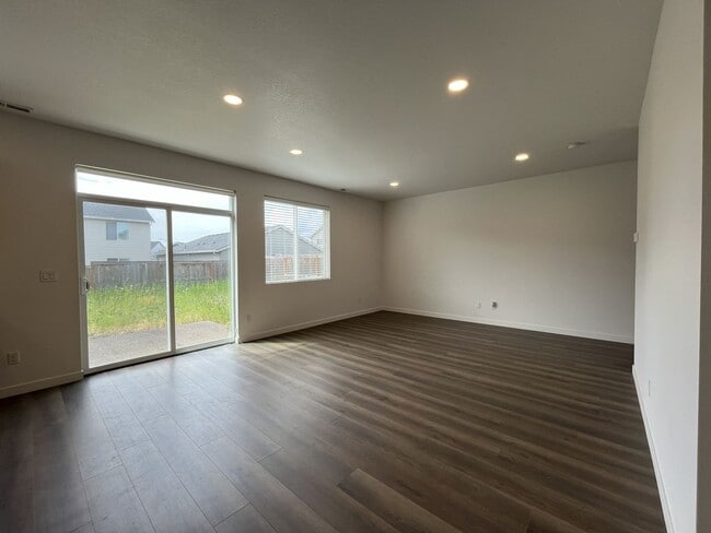 Building Photo - Stunning 3 Bedroom with Bonus Room | Solar Panels, Stainless Steel Appliances & Fenced Backyard