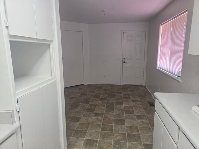 Building Photo - 2 bedroom 1 bath for Rent in Grants Pass