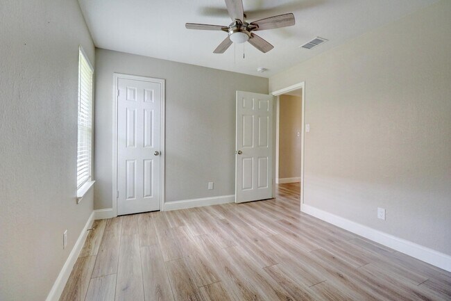 Building Photo - 1321 Clover Dr