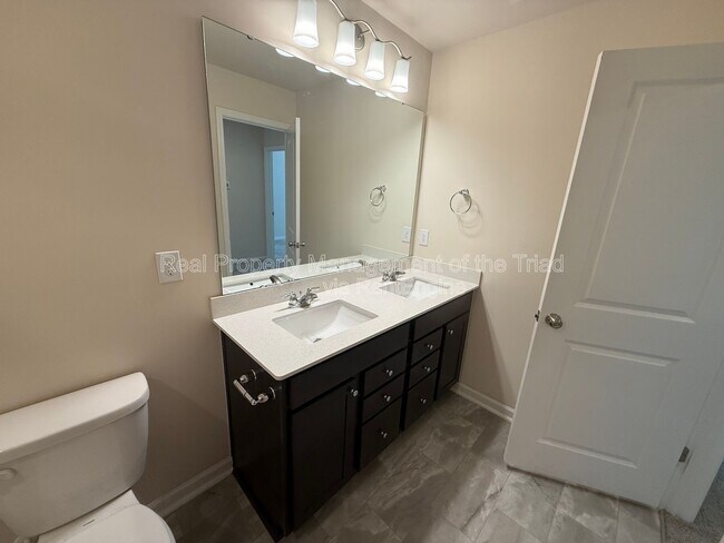 Building Photo - 886 Falls Grove Trl