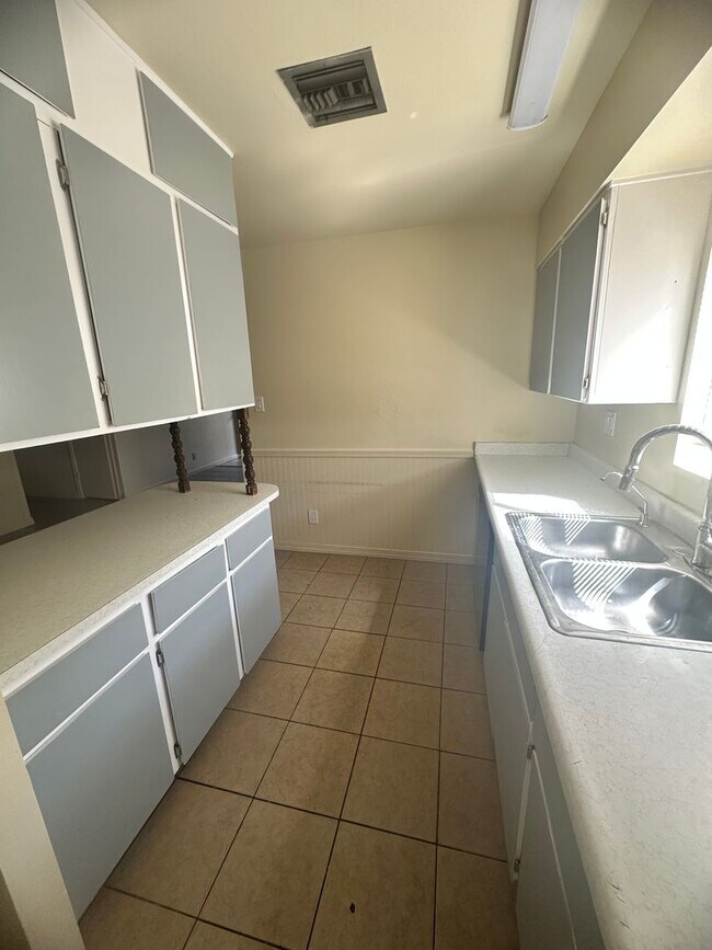 Building Photo - 4 bedroom Rental