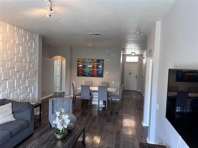 Building Photo - 8121 Fan Palm Way