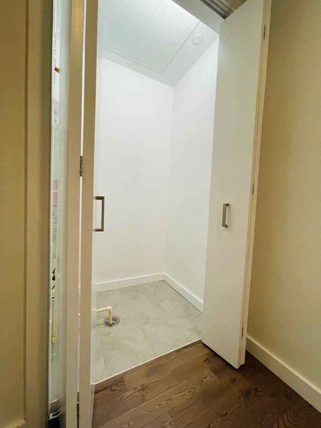 Building Photo - Jamaica Plain 2 bedroom w/garage parking a...