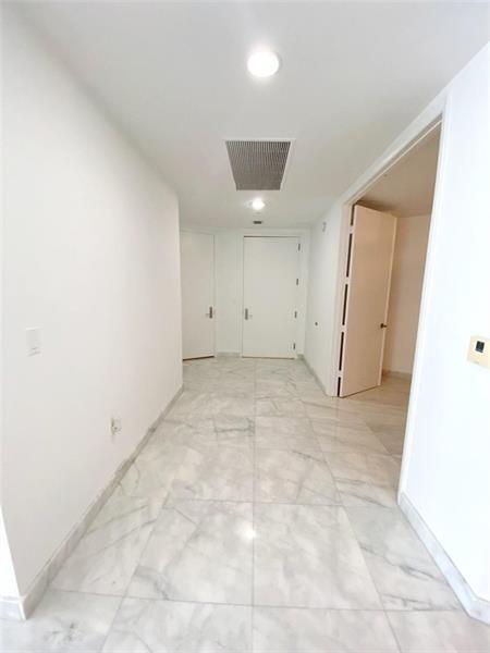 Building Photo - 16001 Collins Ave