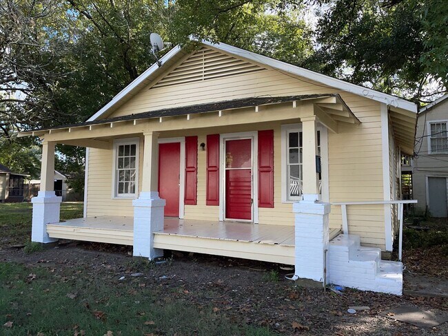 Building Photo - 3160 Wyandotte St