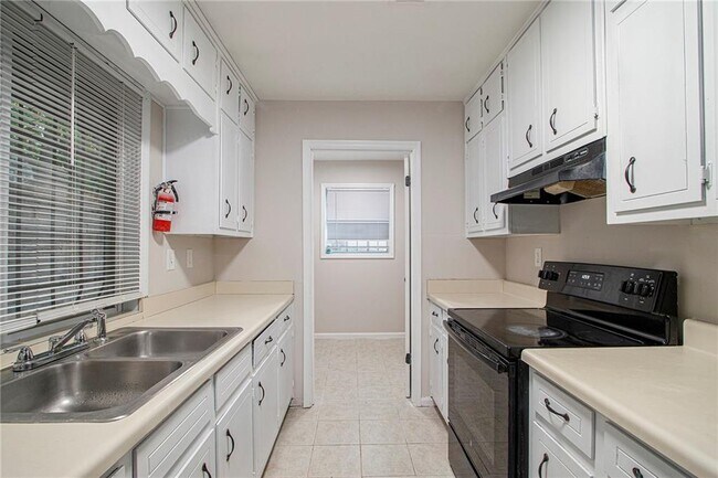 Building Photo - 2243 7 Oaks Cir