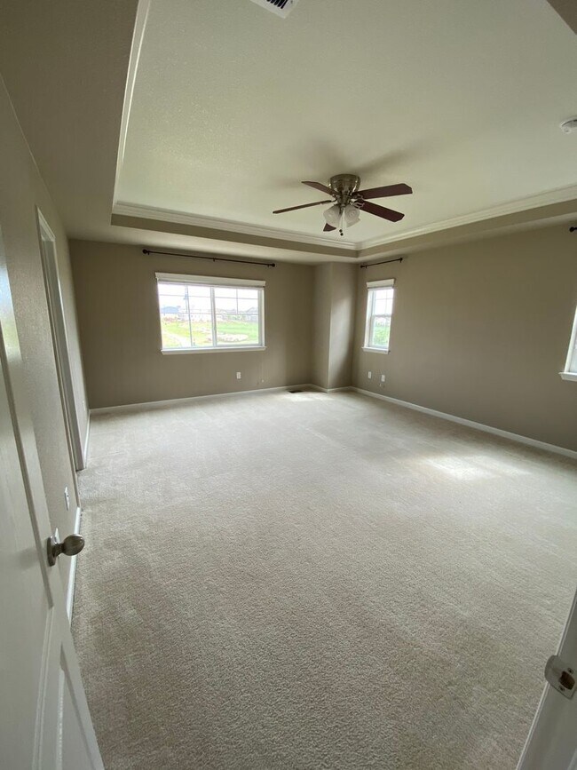 Building Photo - Lovely 4 Bedroom/3 Bathroom Erie Home - Available June!!